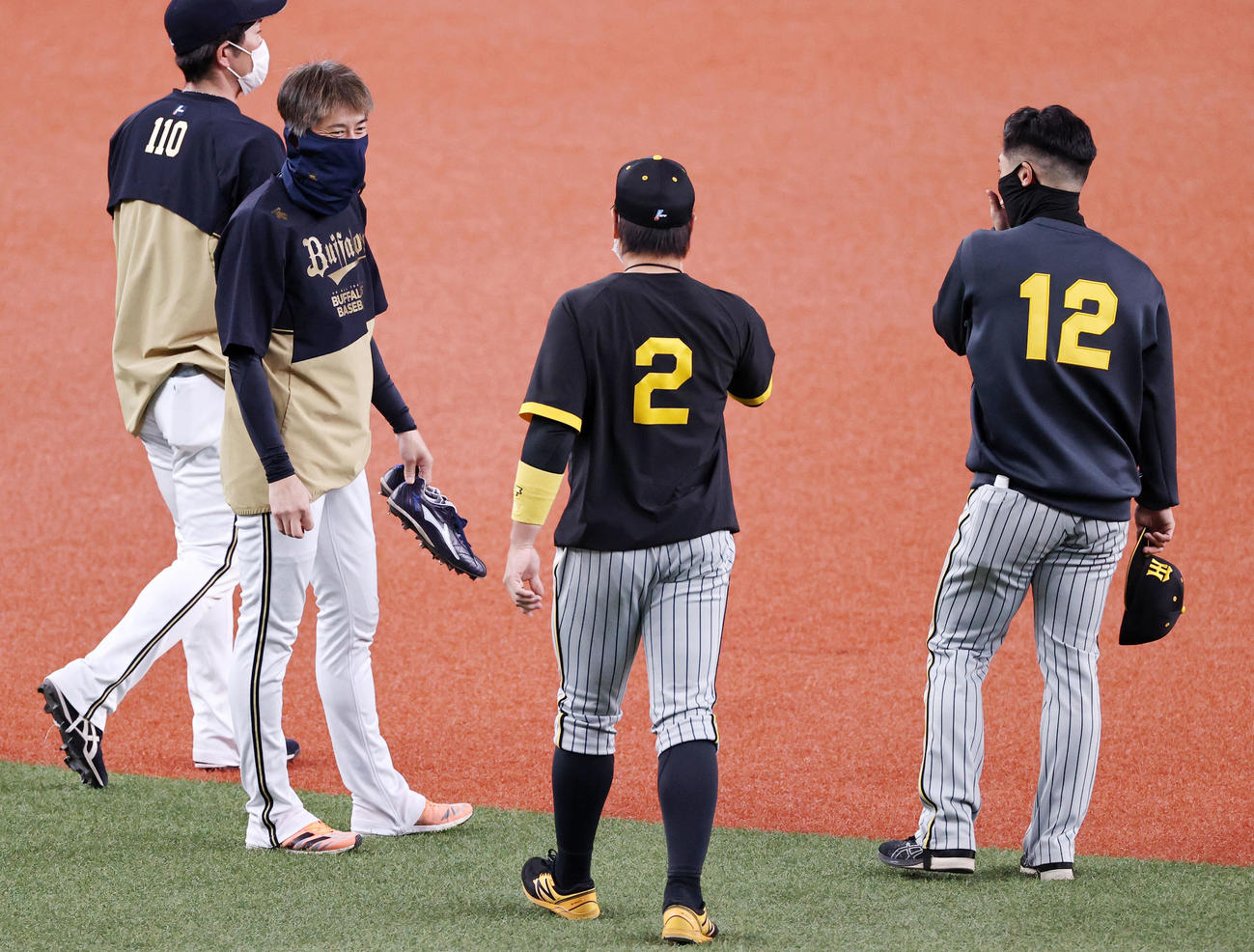 オリックス対阪神　能見（左）にあいさつする坂本（右）と梅野（撮影・加藤哉）