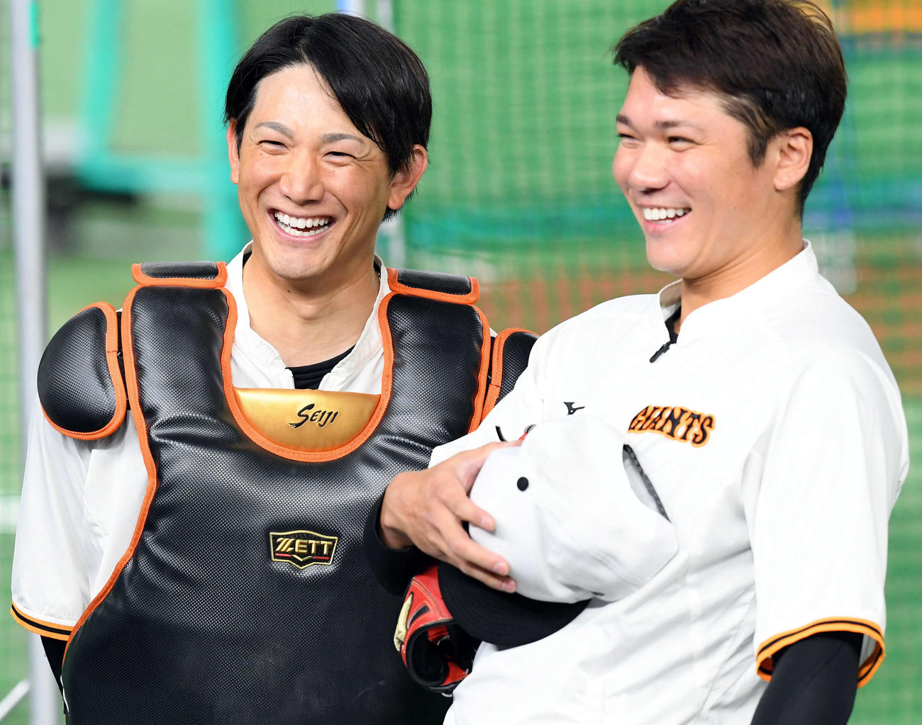 巨人対ロッテ　試合前、テレビのインタビューに笑顔で応える巨人坂本（右）と小林（撮影・たえ見朱実）