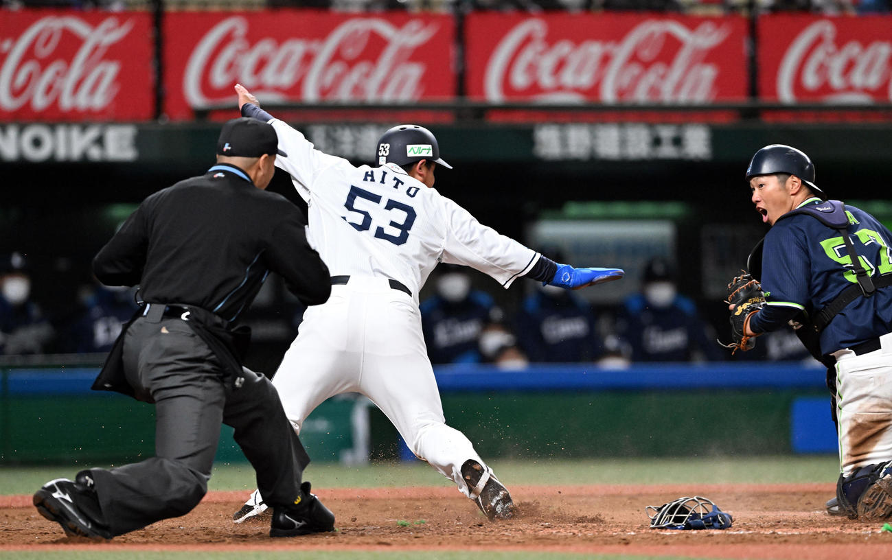 西武対ヤクルト　5回裏西武2死一、三塁、三走愛斗（中央）は本盗を決める。捕手古賀（撮影・滝沢徹郎）