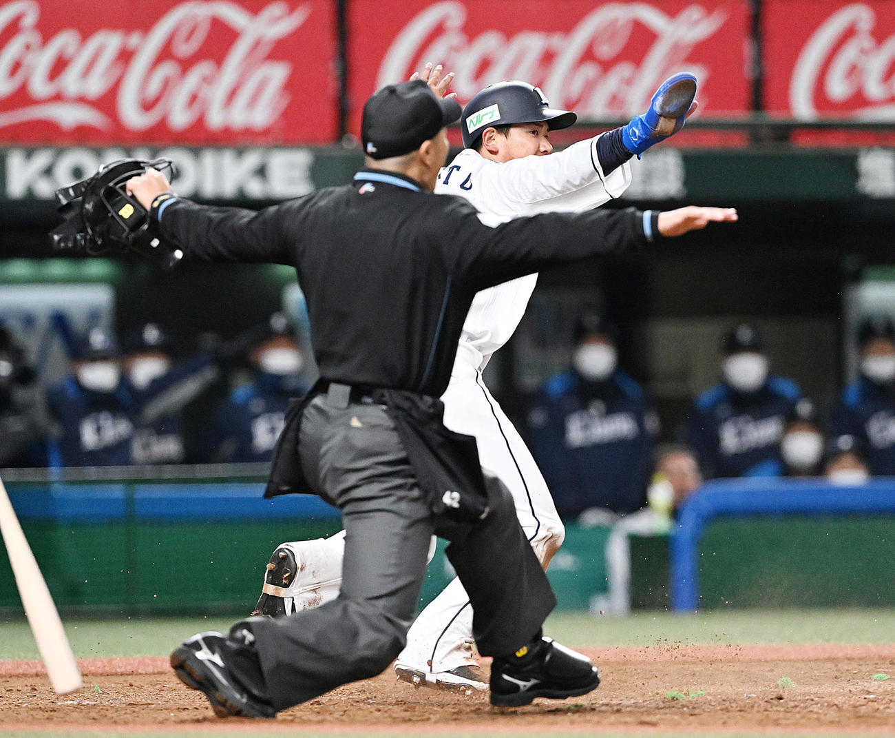 西武対ヤクルト　5回裏西武2死一、三塁、本盗を決めた三走愛斗はセーフをアピール（撮影・滝沢徹郎）