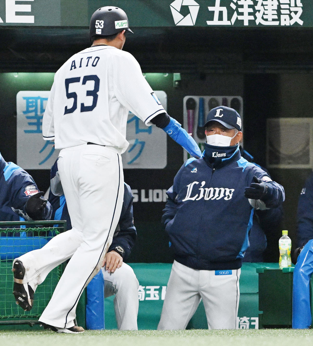 西武対ヤクルト　5回裏西武2死一、三塁、本盗を決めた三走愛斗（手前）を迎える辻監督（撮影・滝沢徹郎）