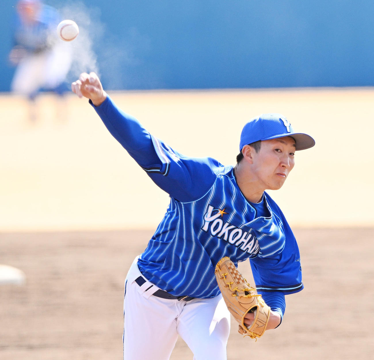 ロジンの粉を飛ばし投球するDeNA大貫晋一（2022年3月12日撮影）
