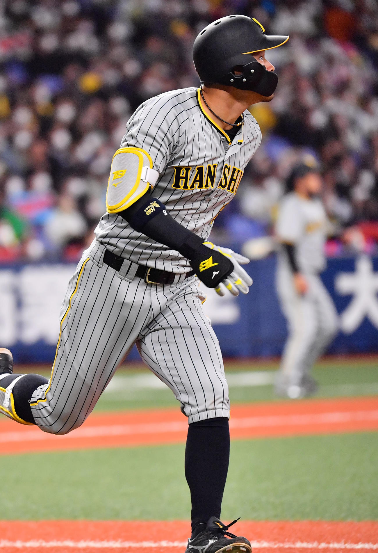 オリックス対阪神　4回表阪神2死一塁、右中間に適時三塁打を放つ阪佐藤輝（撮影・和賀正仁）