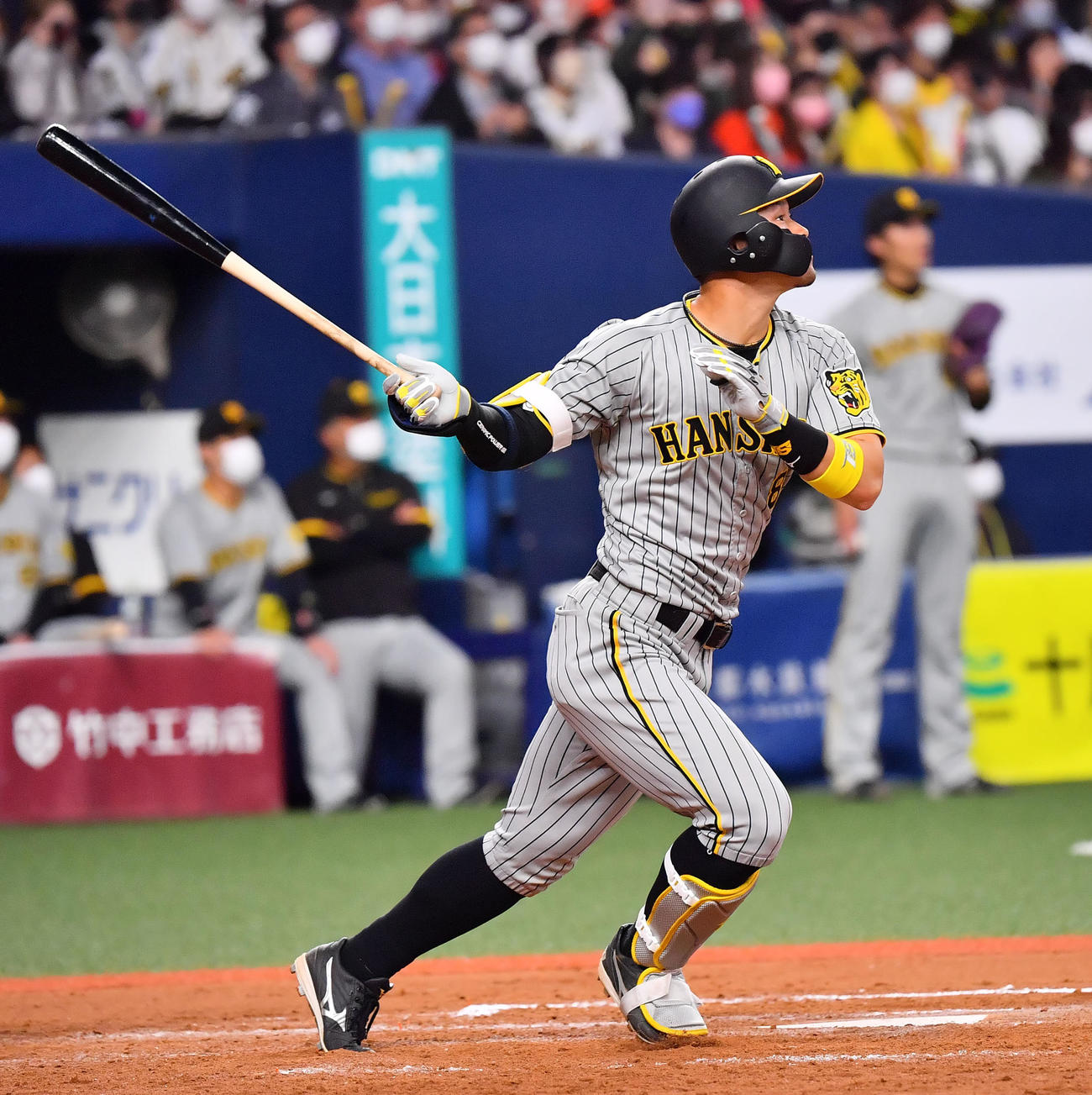 オリックス対阪神　4回表阪神2死一塁、右中間に適時三塁打を放つ阪佐藤輝（撮影・和賀正仁）