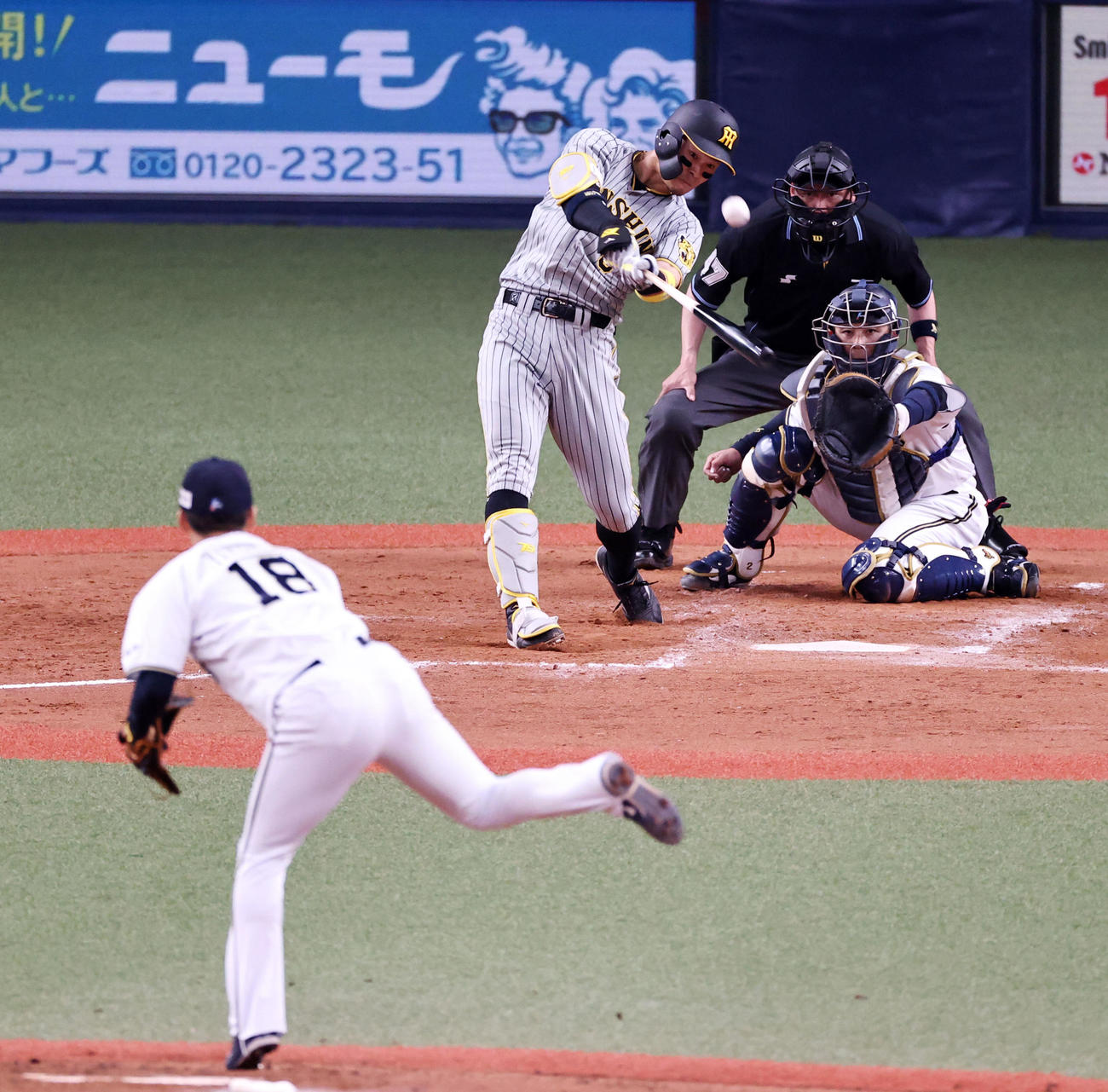 オリックス対阪神　4回表阪神2死一塁、佐藤輝は中越え適時三塁打を放つ。徒手は山本（撮影・加藤哉）