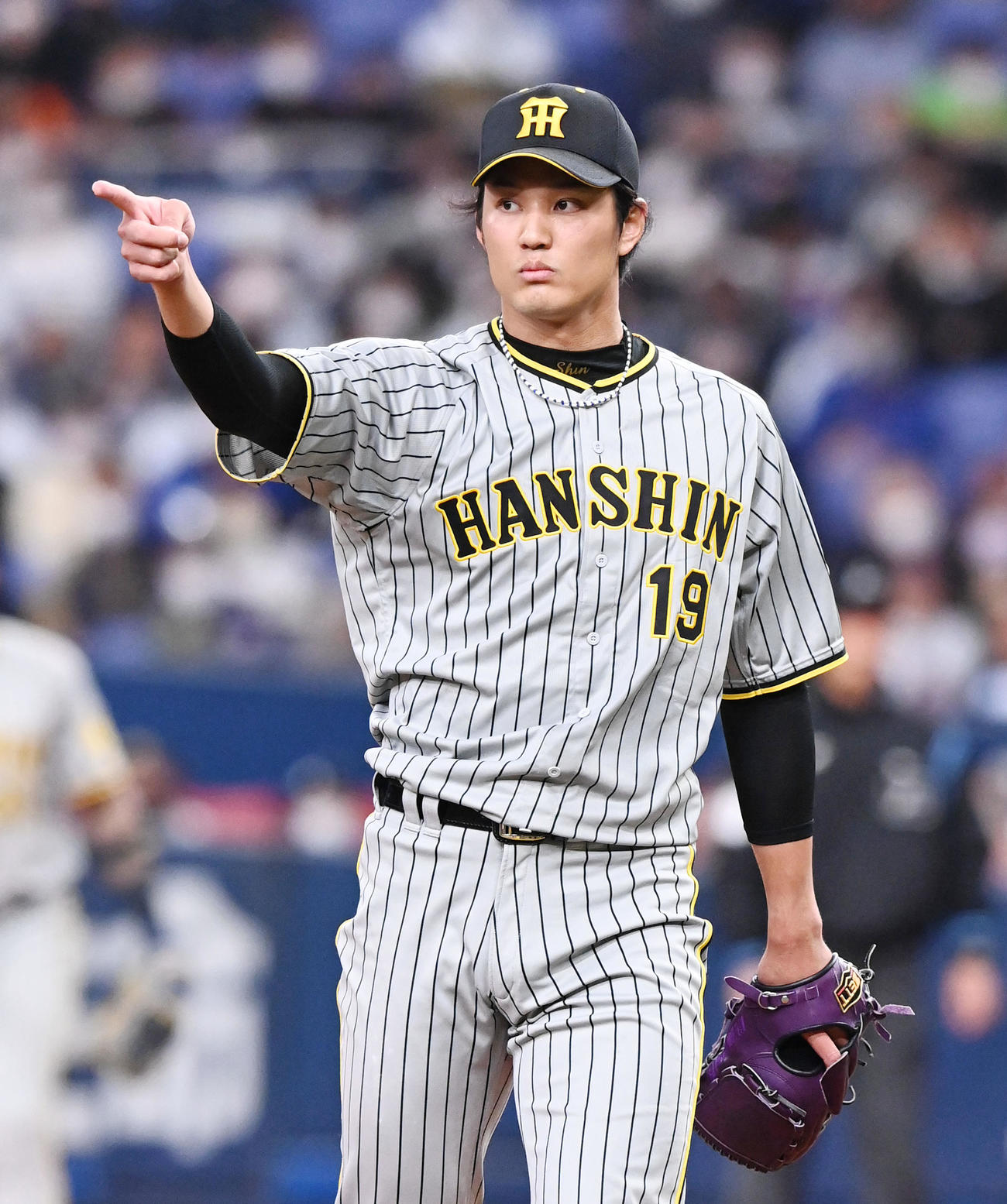オリックス対阪神　5回裏オリックス2死三塁、大里のハーフスイングをアピールする阪神藤浪（撮影・前岡正明）
