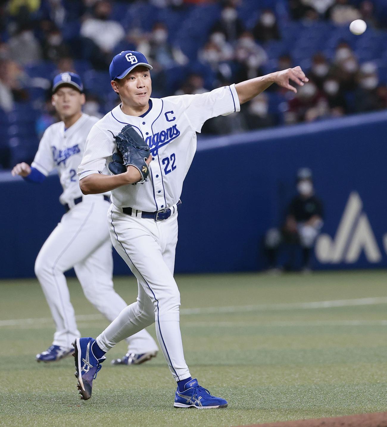 2回、和田の投ゴロを処理する中日・大野雄