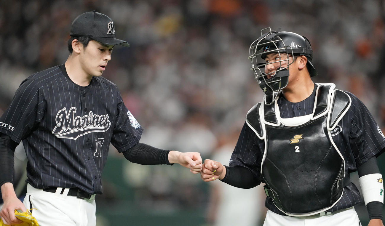 巨人対ロッテ　3回裏を投げ終え、松川（右）とタッチを交わすロッテ佐々木朗（撮影・鈴木みどり）