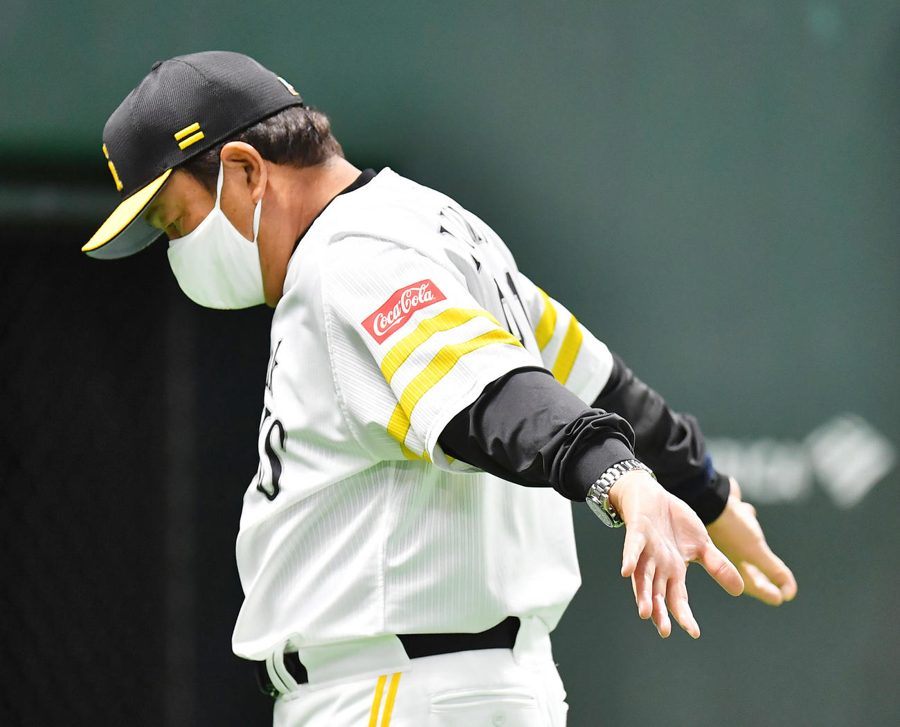 ソフトバンク対広島　8回表、選手交代を告げるソフトバンク藤本監督（撮影・清水貴仁）