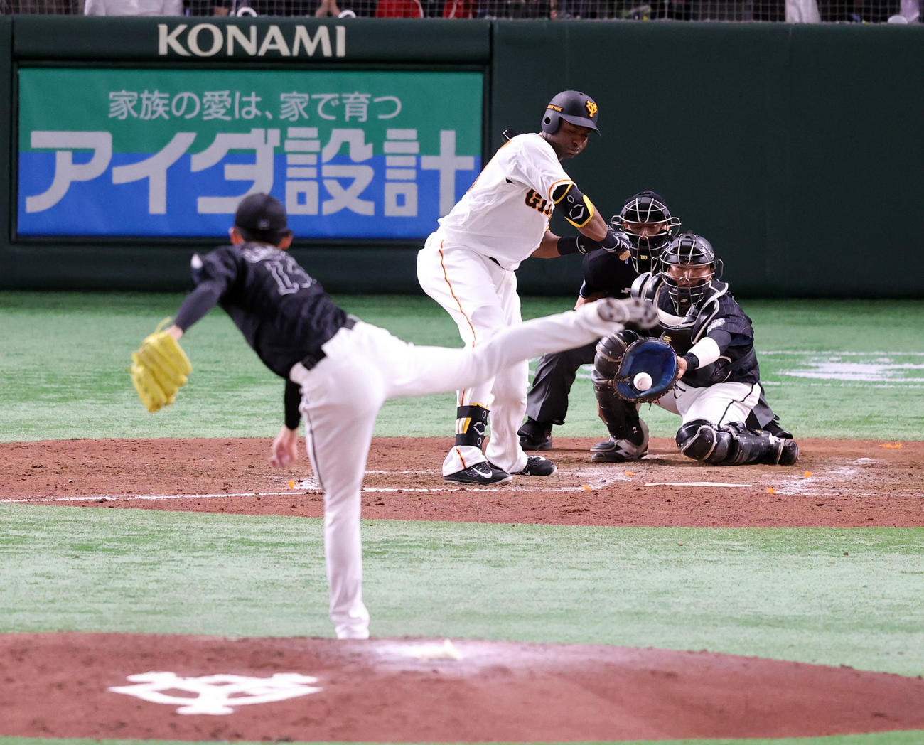 巨人対ロッテ　5回裏巨人2死一、二塁、ポランコは13球目をボールで見送り四球で出塁。投手佐々木朗（撮影・浅見桂子）