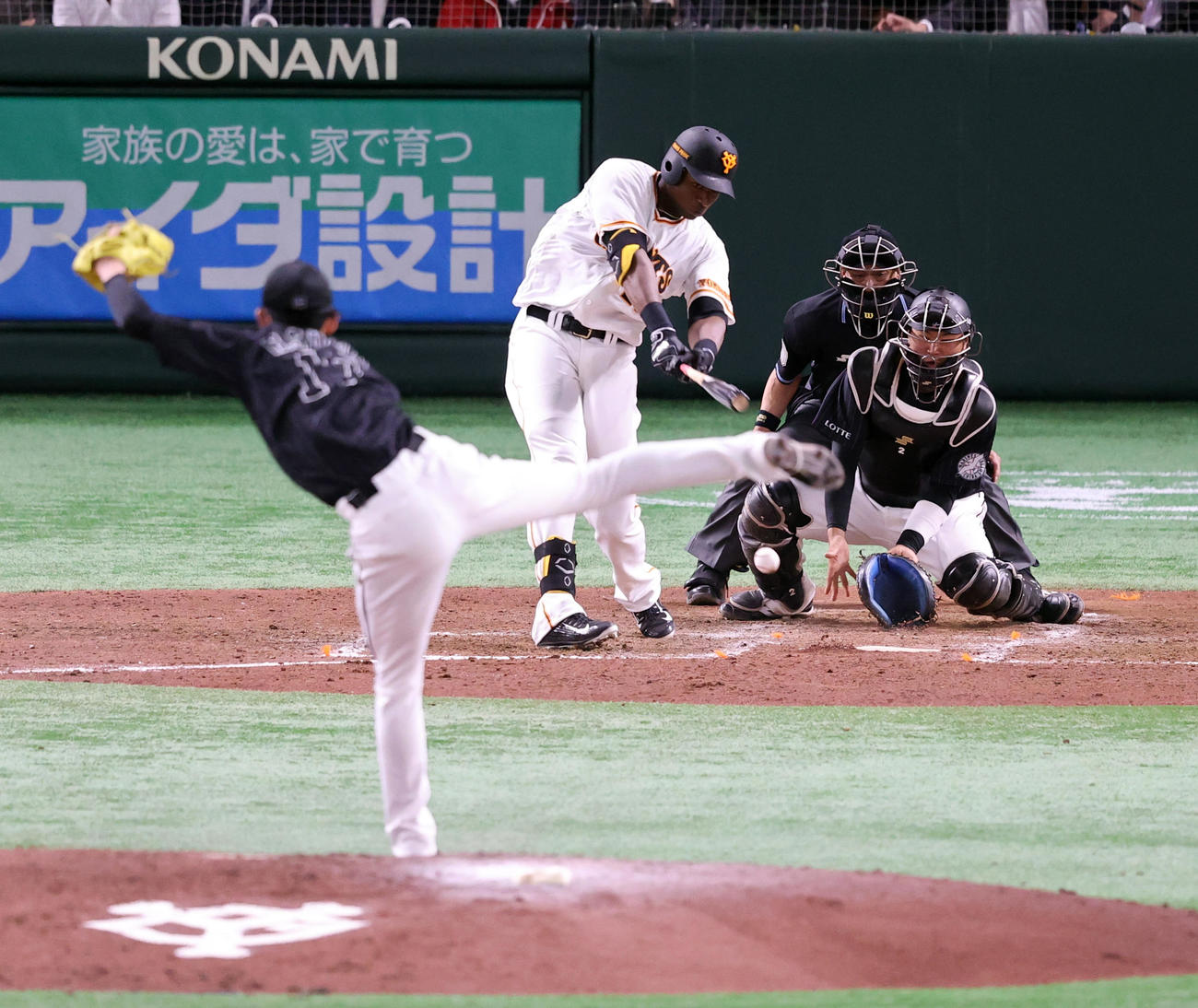 巨人対ロッテ　5回裏巨人2死一、二塁、ポランコは10球目をファウル。投手佐々木朗（撮影・浅見桂子）