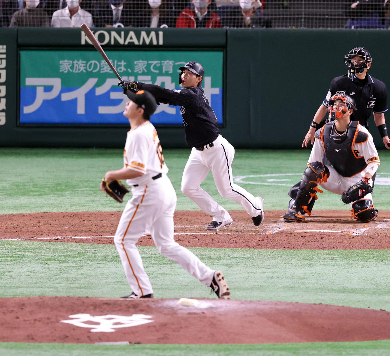 巨人対ロッテ　5回表ロッテ2死、藤原は右越えソロ本塁打を放つ。投手菅野（撮影・浅見桂子）