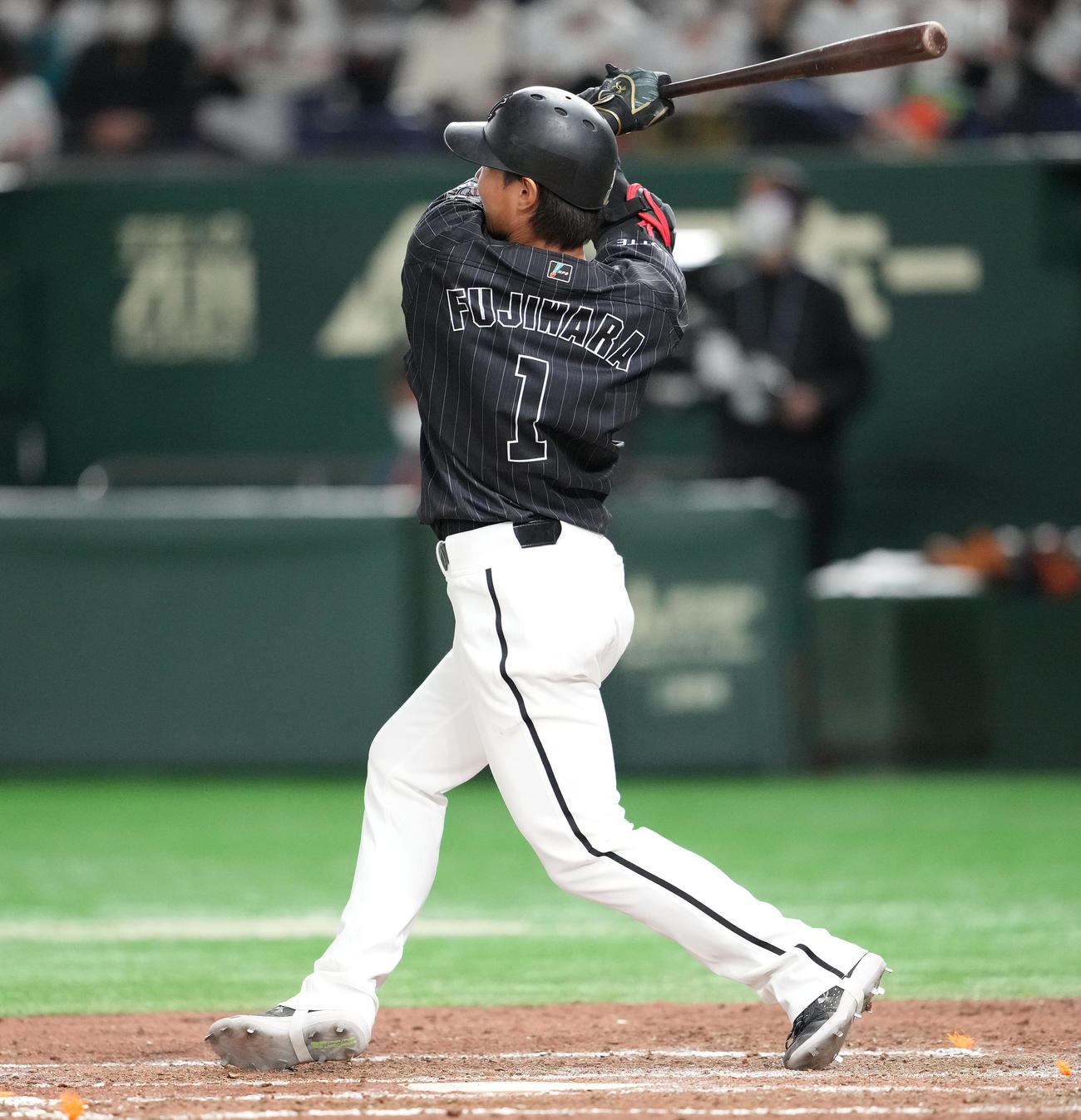 巨人対ロッテ　5回表ロッテ2死、右越えソロ本塁打を放つ藤原（撮影・鈴木みどり）