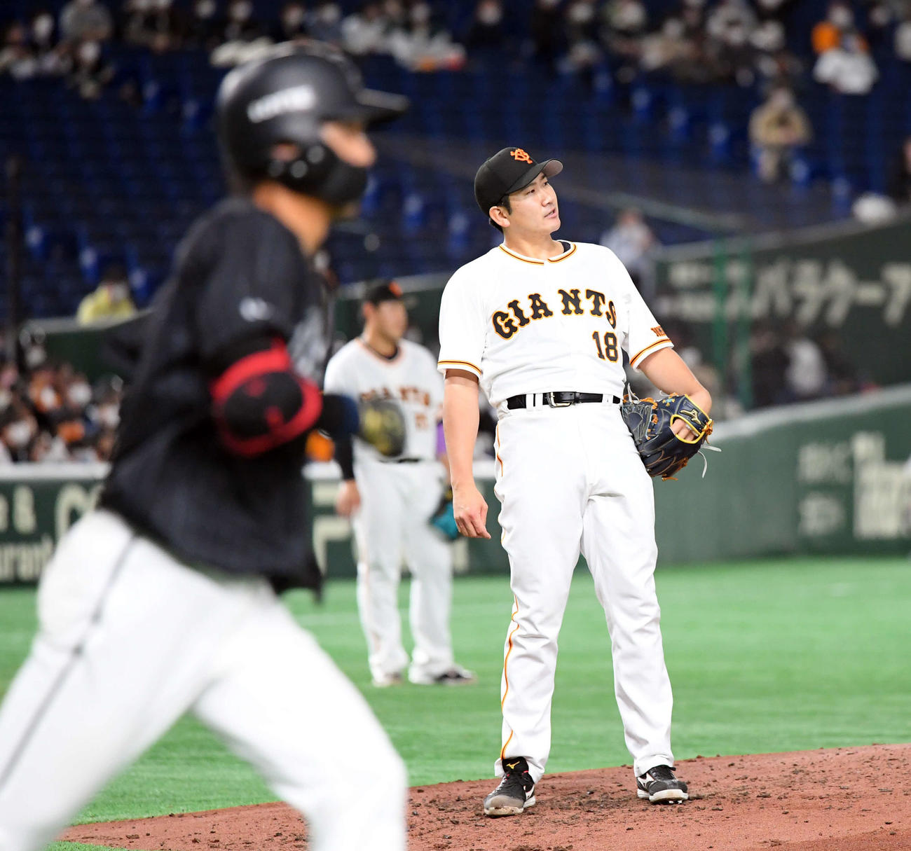 巨人対ロッテ　5回表ロッテ2死、藤原にソロ本塁打を浴びる菅野（撮影・たえ見朱実）