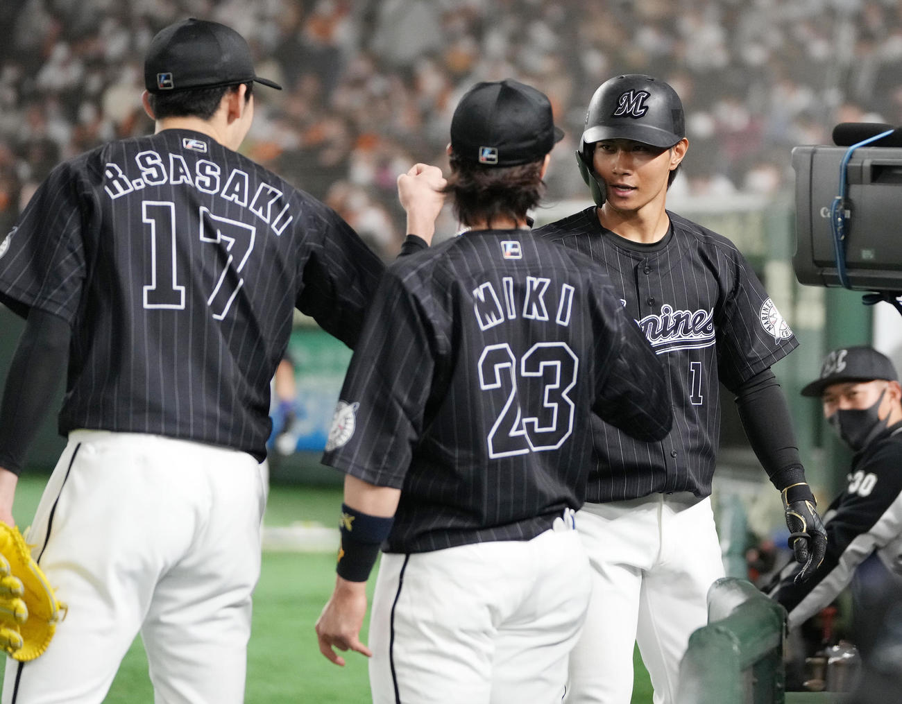 巨人対ロッテ　5回表ロッテ2死、右越えソロ本塁打を放った藤原（右）は佐々木朗（左）とタッチを交わす（撮影・鈴木みどり）