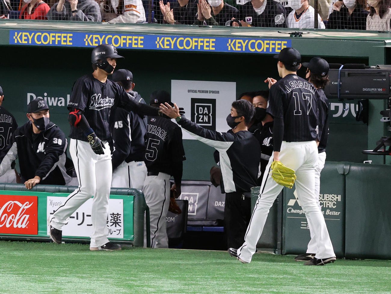 巨人対ロッテ　5回表ロッテ2死、藤原（左）は右越えソロ本塁打を放ち、佐々木朗（右）らナインとハイタッチ（撮影・浅見桂子）