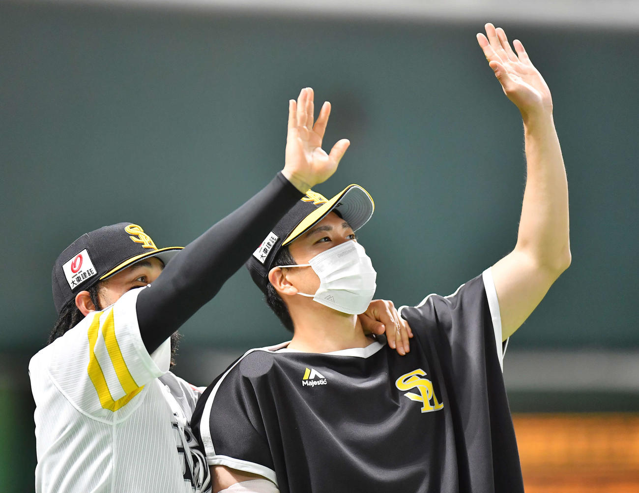 ソフトバンク対広島　試合に勝利しガルビス（左）と一緒に手を振るソフトバンク千賀（撮影・清水貴仁）