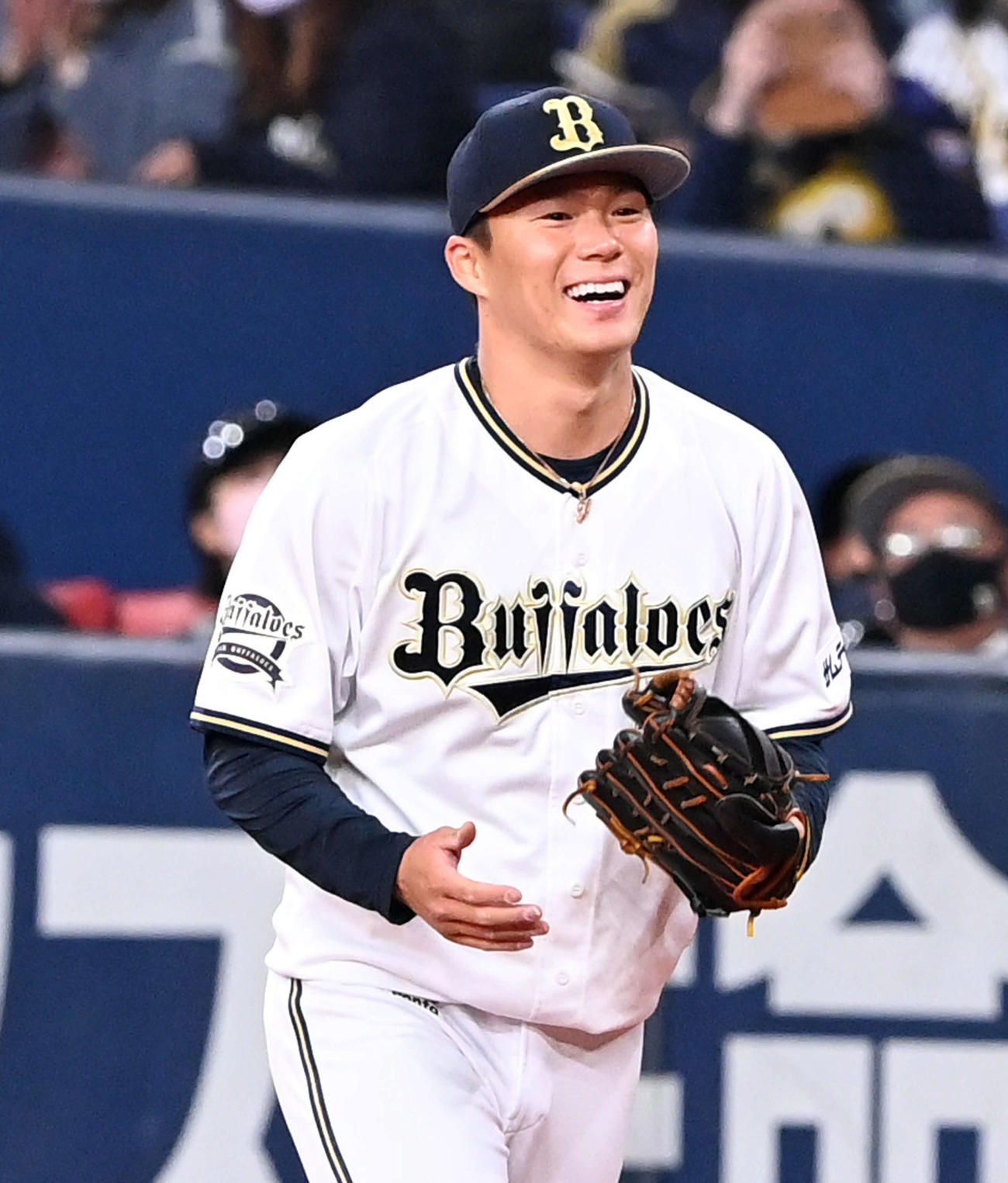 オリックス対阪神　5回表阪神2死一、二塁、近本を一ゴロに打ち取り笑顔を見せる山本（撮影・前岡正明）
