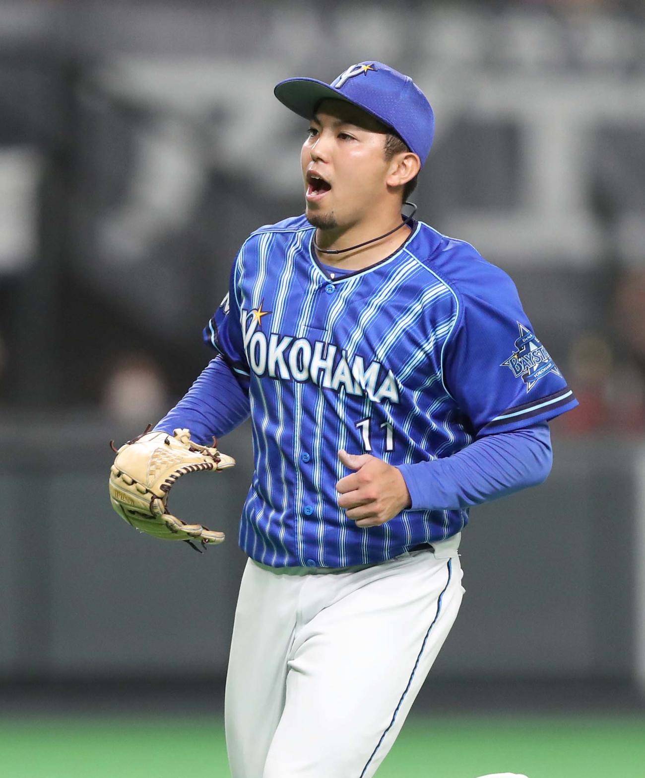 日本ハム対DeNA 4回裏、無失点に抑え叫ぶDeNA東（撮影・黒川智章）