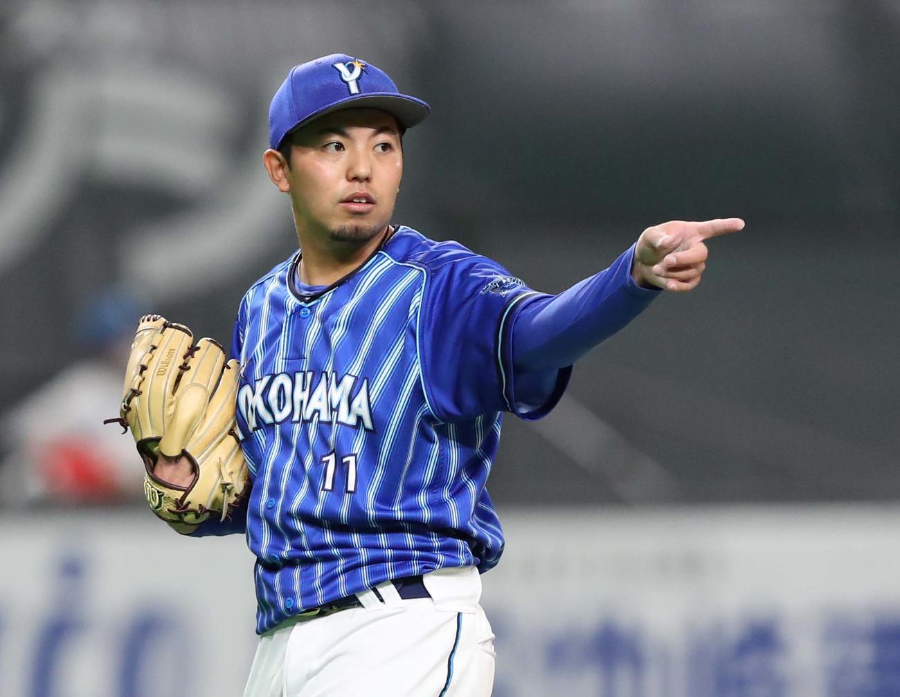 日本ハム対DeNA 4回裏、万波の三振をアピールする東（撮影・黒川智章）