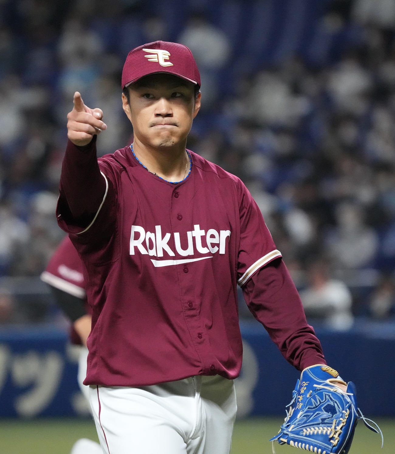 中日対楽天　1回裏中日の攻撃が終わりベンチへ戻る則本（撮影・森本幸一）