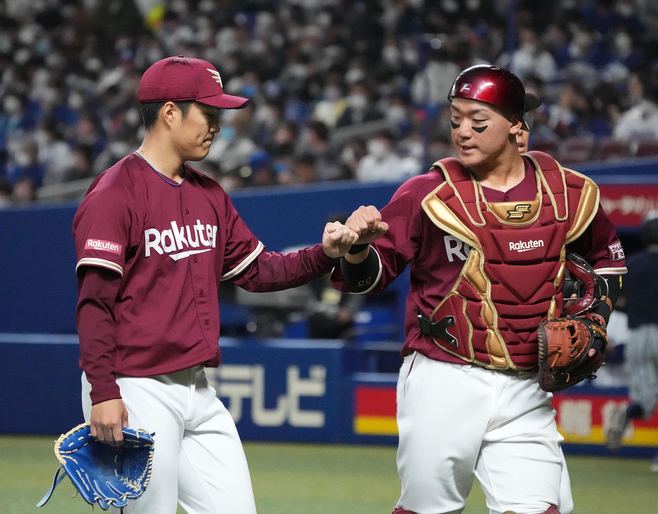 中日対楽天　2回裏中日の攻撃が終了しベンチに戻る則本（左）と安田（撮影・森本幸一）
