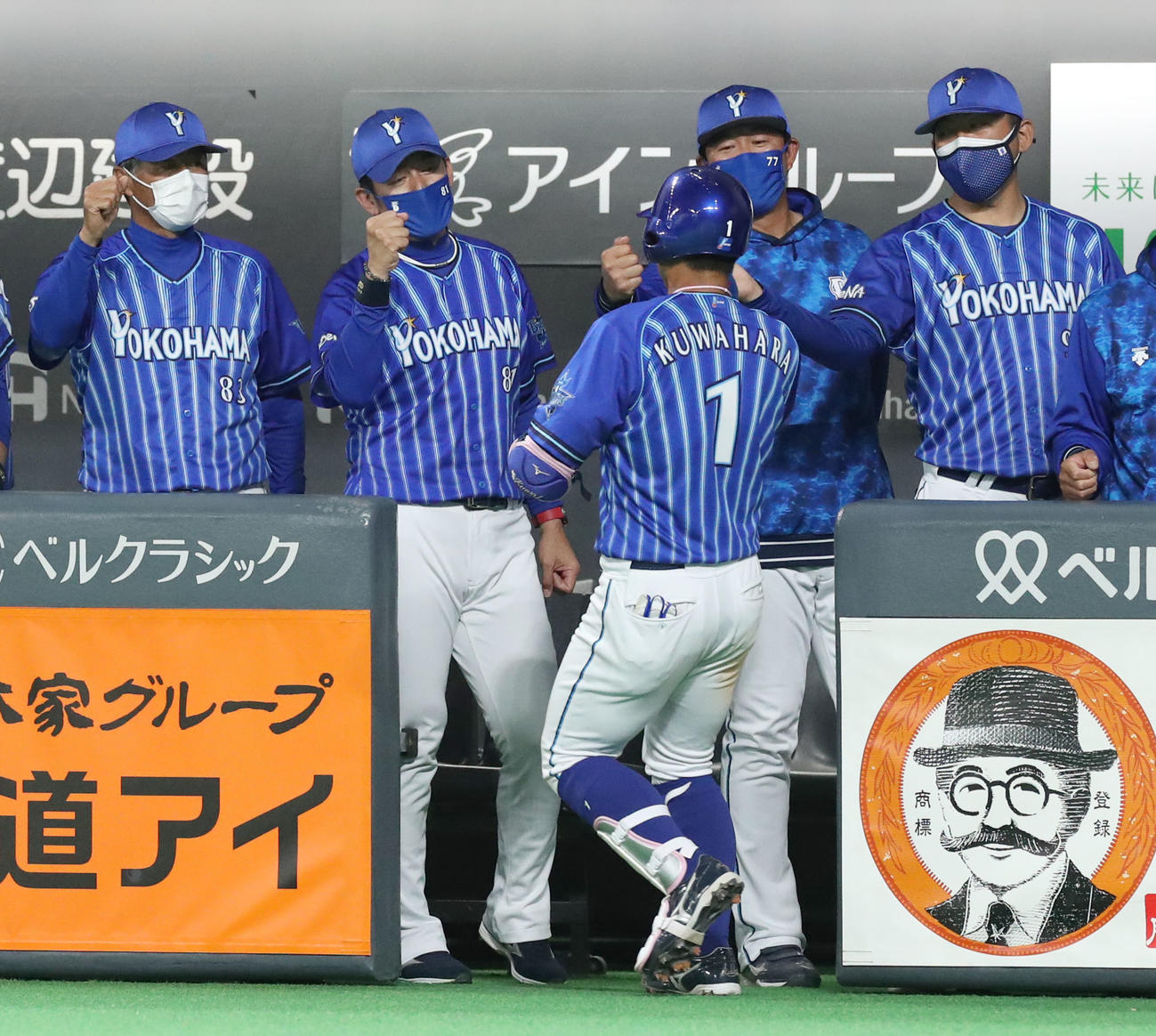 日本ハム対DeNA 7回表DeNA無死、左越え本塁打を放った桑原を出迎える三浦監督（左から2人目）（撮影・佐藤翔太）