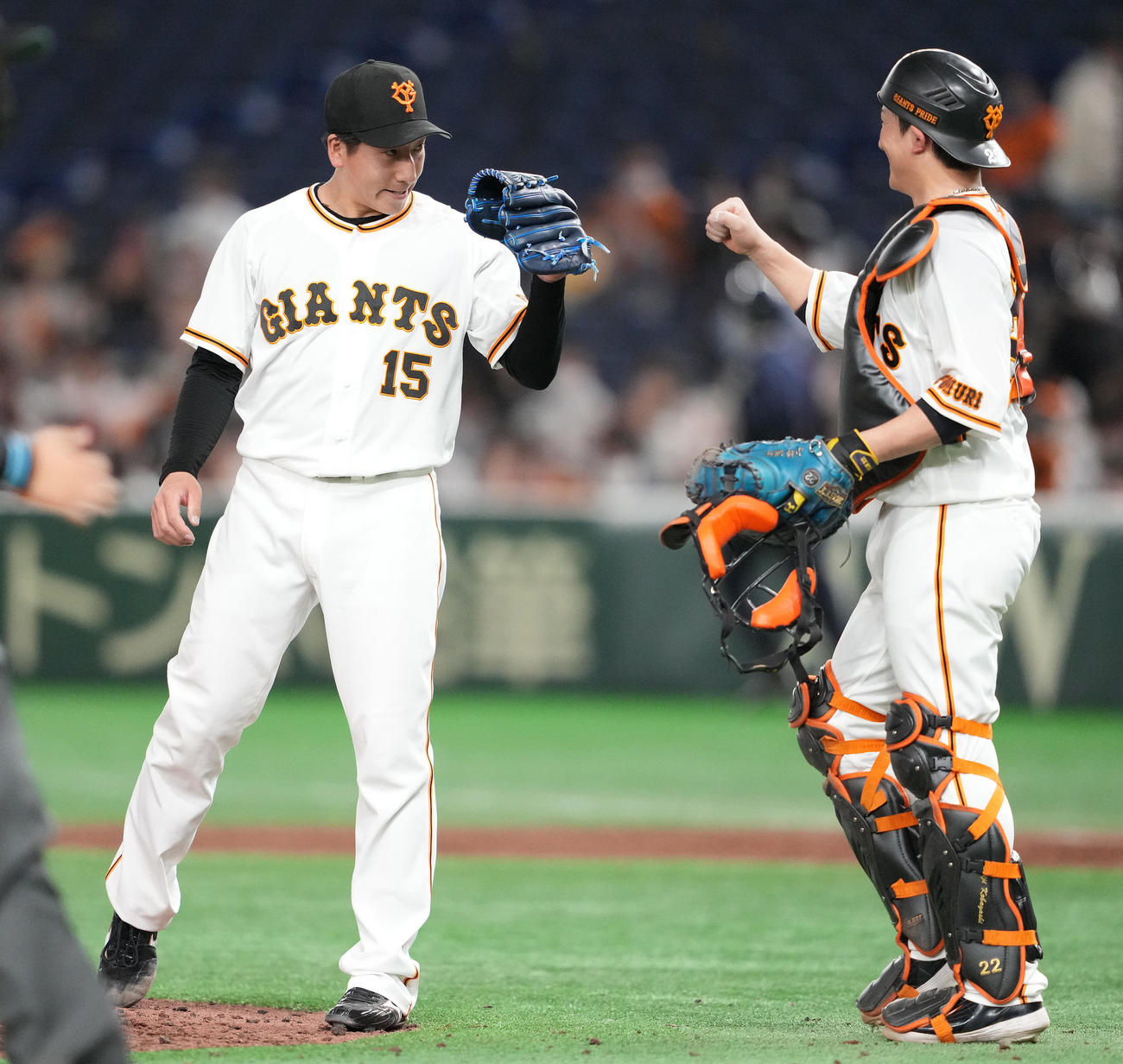 巨人対ロッテ　ロッテに勝利し、小林（右）とタッチを交わす巨人大勢（撮影・鈴木みどり）