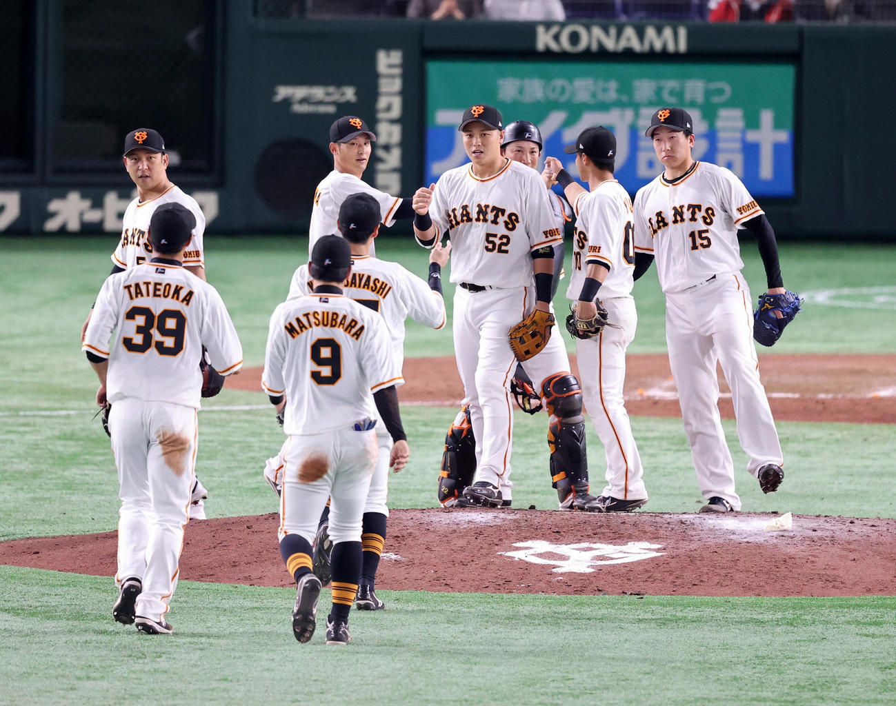 巨人対ロッテ　勝利を喜ぶ大勢（右）ら巨人の選手たち（撮影・浅見桂子）