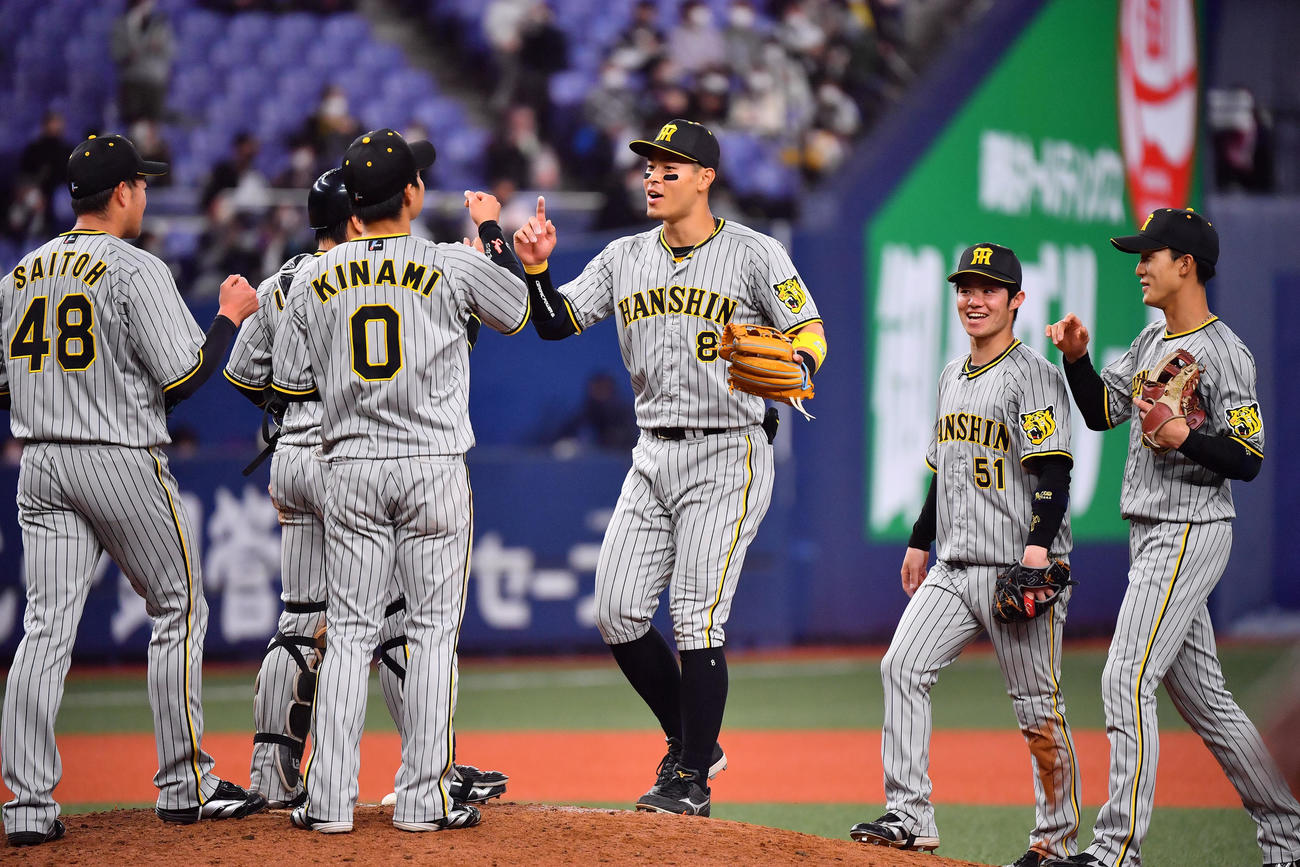 オリックス対阪神　オリックスに勝利しタッチを交わす佐藤輝（中央）ら阪神ナイン（撮影・和賀正仁）