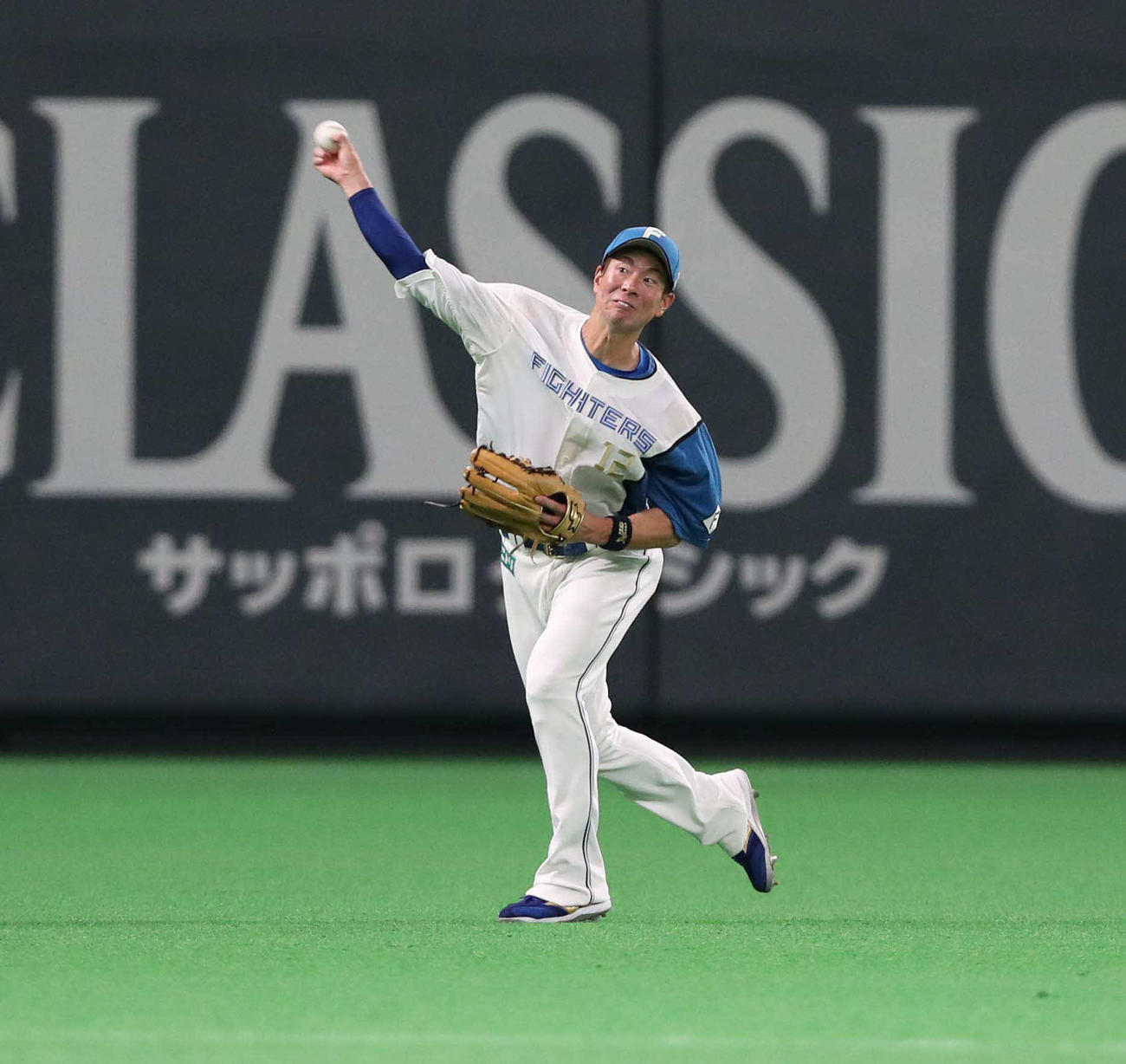 日本ハム対DeNA 3回表DeNA1死二塁、松本剛は楠本の左前打を捕球し本塁へ送球。二塁走者柴田を補殺する（撮影・黒川智章）