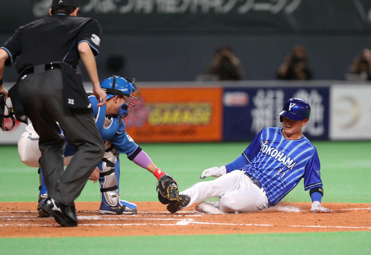 日本ハム対DeNA 3回表DeNA1死二塁、楠本の左前打で本塁突入した柴田（右）は憤死。捕手宇佐見（撮影・黒川智章）