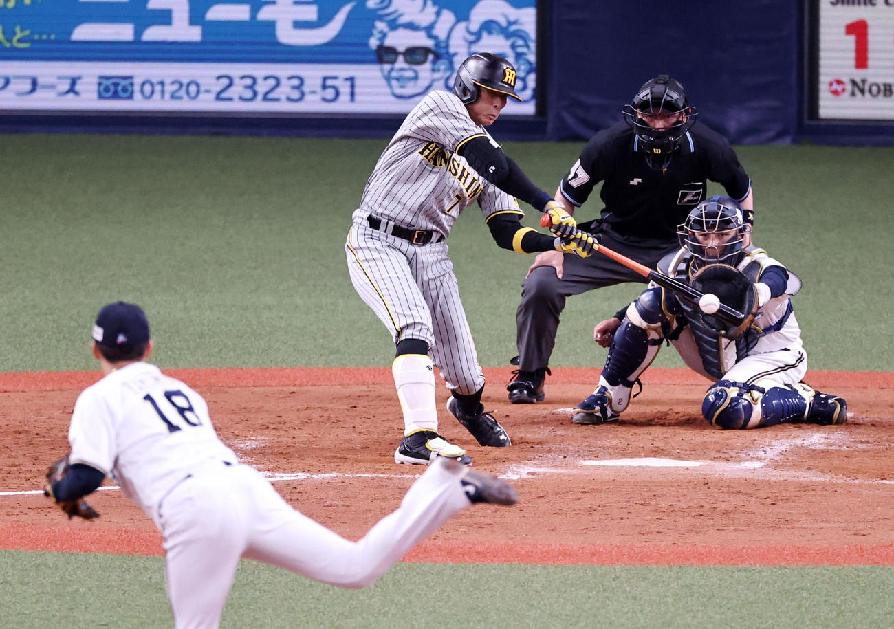 オリックス対阪神　5回表阪神無死、糸井は左前打を放つ。投手は山本（撮影・加藤哉）