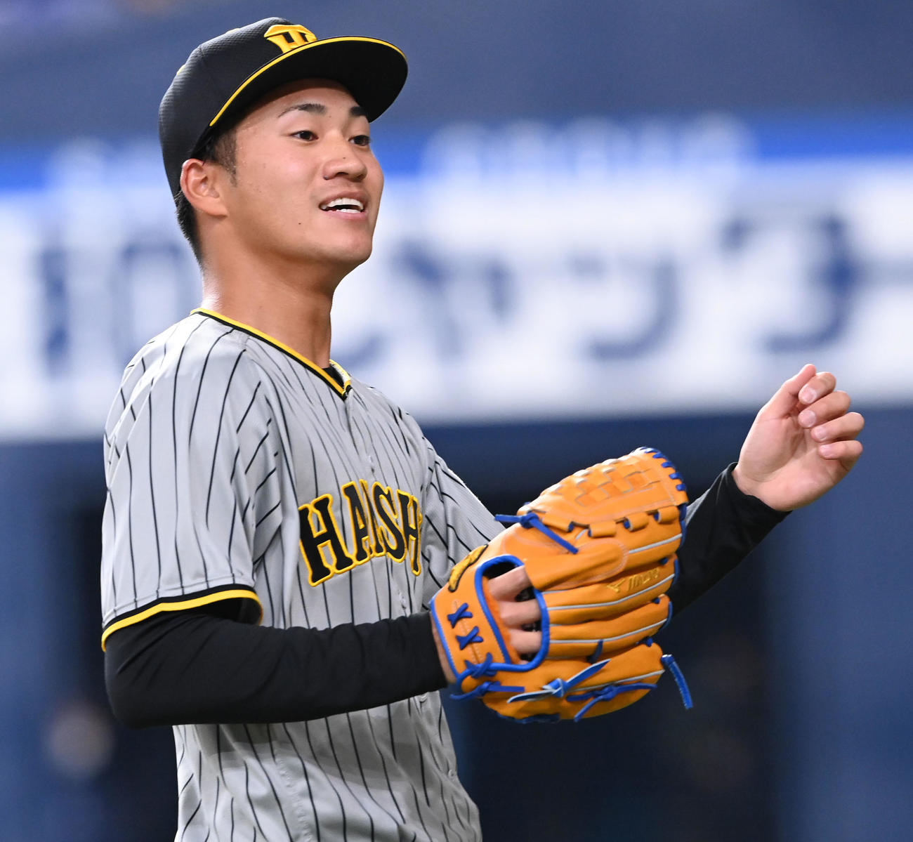 オリックス対阪神　6回、笑顔でベンチに戻る阪神2番手の岩田（撮影・前岡正明）