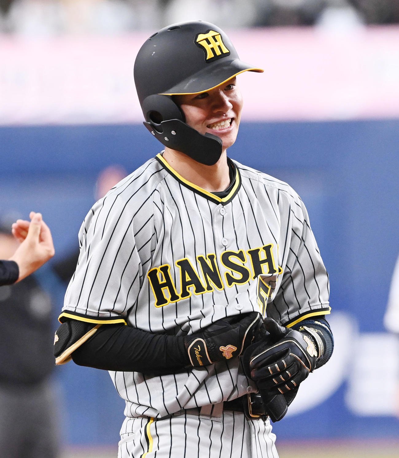 オリックス対阪神　7回表阪神1死三塁、中野は右適時三塁打を放ち笑顔を見せる（撮影・前岡正明）