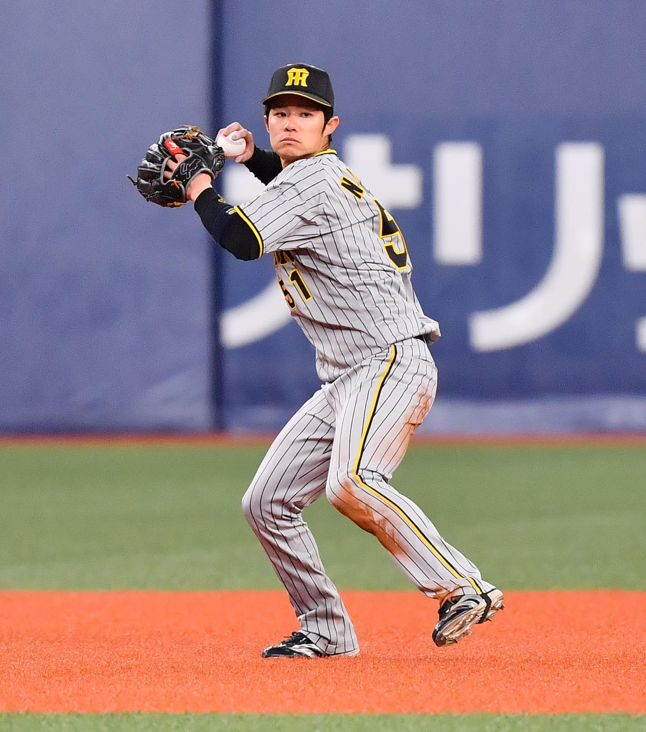 オリックス対阪神　7回裏2死一塁、代打杉本の遊ゴロをさばく阪神中野（撮影・和賀正仁）