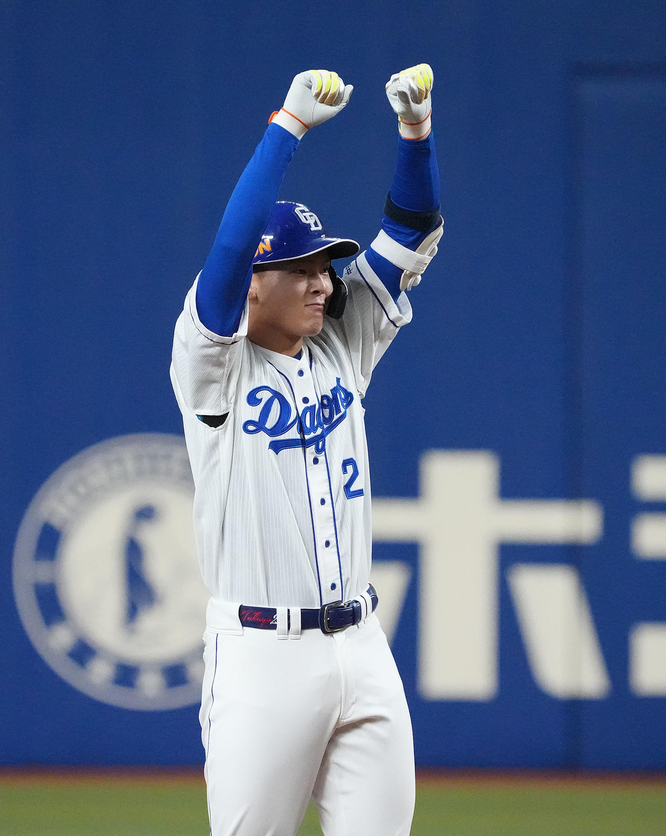 中日対楽天　2回裏中日2死一塁、石川昂は二塁打を放ちガッツポーズ（撮影・森本幸一）