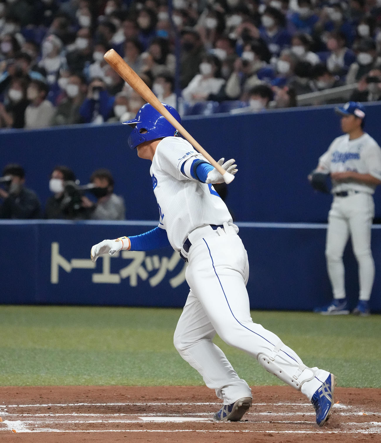 中日対楽天　2回裏中日2死一塁、石川昂は右翼へ二塁打を放つ（撮影・森本幸一）