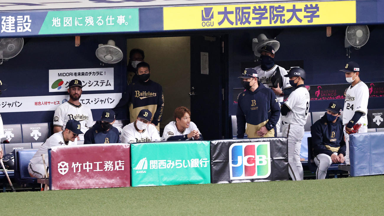 オリックス対阪神　3回表阪神2死、T－岡田（左）は打者中野を迎えたところで大里と交代（撮影・加藤哉）