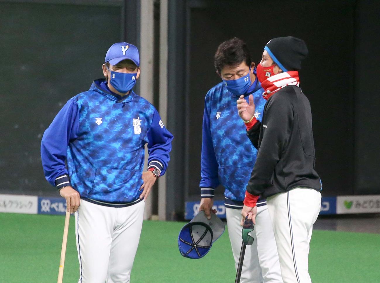 日本ハム対DeNA　試合前に話す三浦監督（左）と新庄監督（右）（撮影・黒川智章）