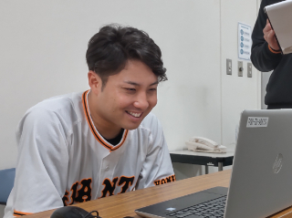 巨人今村が「今村ランドセル基金」活動として、児童養護施設の新1年生にランドセルを贈り、和やかなムードで交流した（球団提供）
