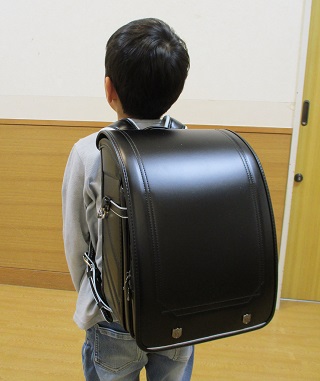 巨人今村が「今村ランドセル基金」活動として、児童養護施設の新1年生にランドセルを贈った（球団提供）