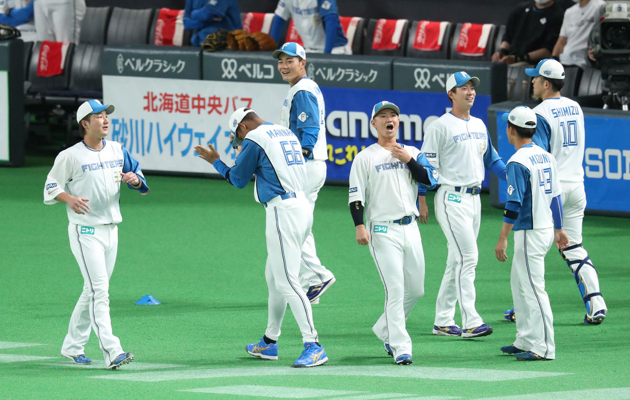 日本ハム対DeNA　試合前、ファン投票で1番右翼での先発が決まり日本ハム万波（左から2人目）は拍手して喜ぶ（撮影・佐藤翔太）