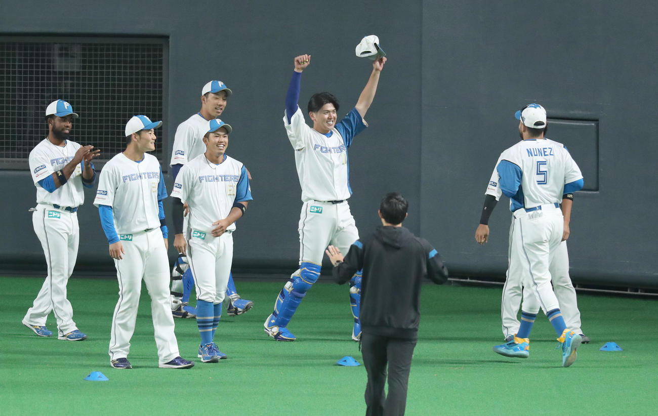 日本ハム対DeNA　試合前、ファン投票で4番捕手での先発が決まりガッツポーズをする日本ハム清水（中央）（撮影・佐藤翔太）
