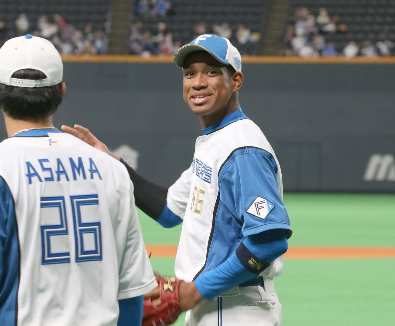 日本ハム対DeNA　ファン投票で1番に選ばれ笑顔の万波（撮影・黒川智章）