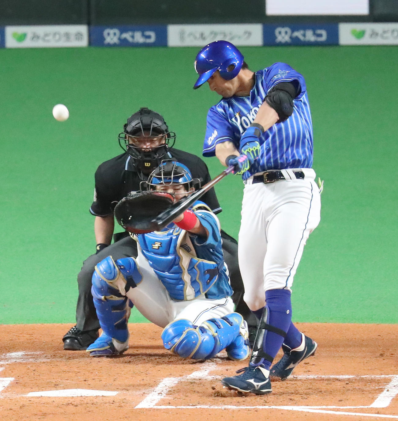 日本ハム対DeNA 1回表DeNA1死一、三塁、大田泰示は中犠飛を放つ（撮影・佐藤翔太）