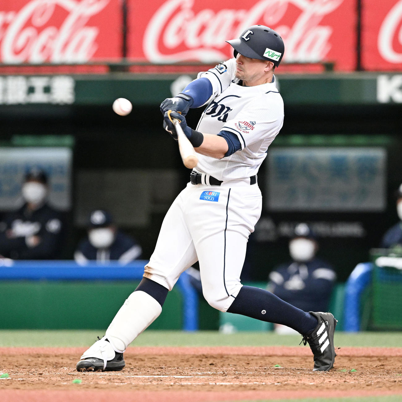 西武対ヤクルト　4回裏西武2死一塁、オグレディは左適時二塁打を放つ（撮影・滝沢徹郎）