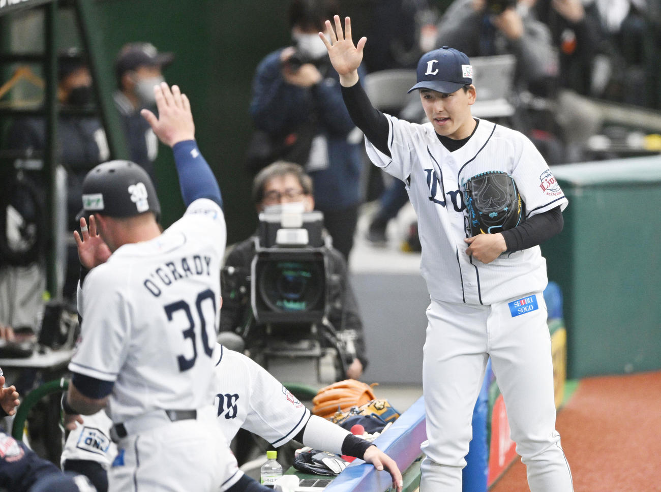 西武対ヤクルト　3回裏西武2死一、二塁、森の適時二塁打から生還した二走オグレディ（手前）を迎える隅田（撮影・滝沢徹郎）