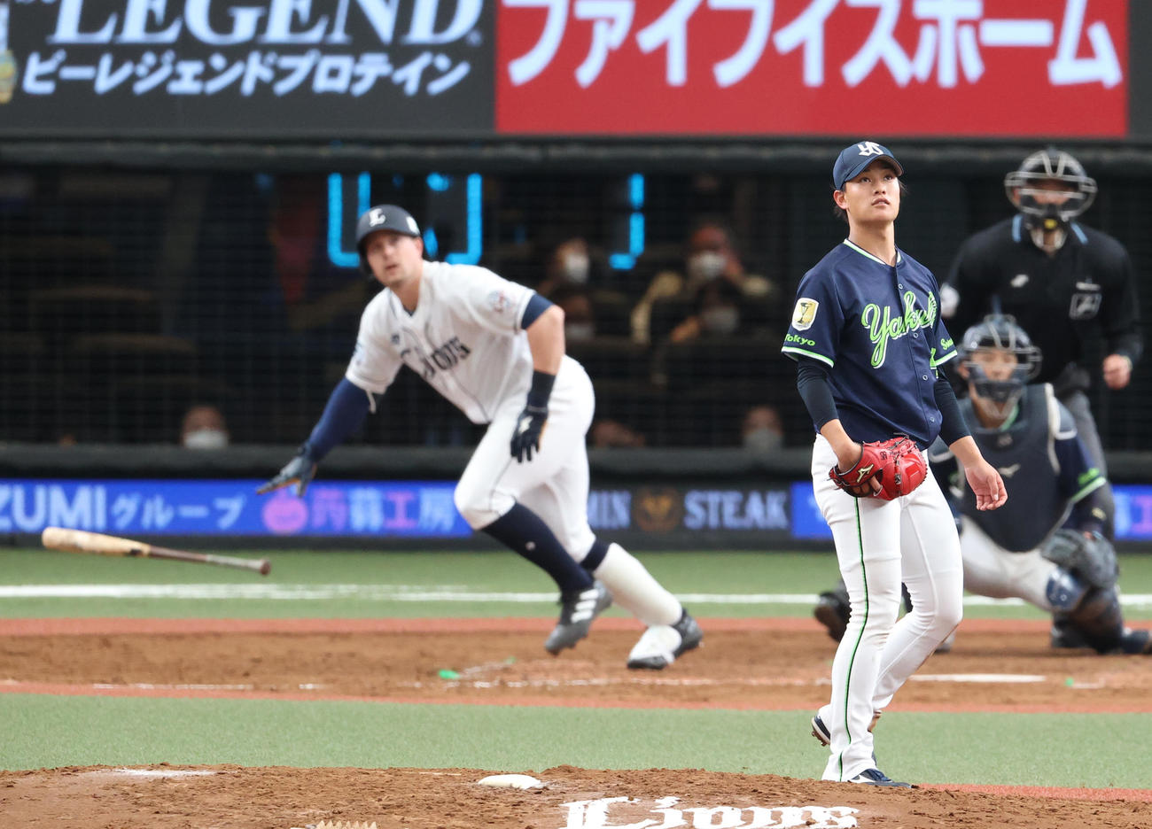 西武対ヤクルト　4回裏西武2死一塁、オグレディに左翼への適時二塁打を浴び、打球を見つめる高橋（撮影・河野匠）