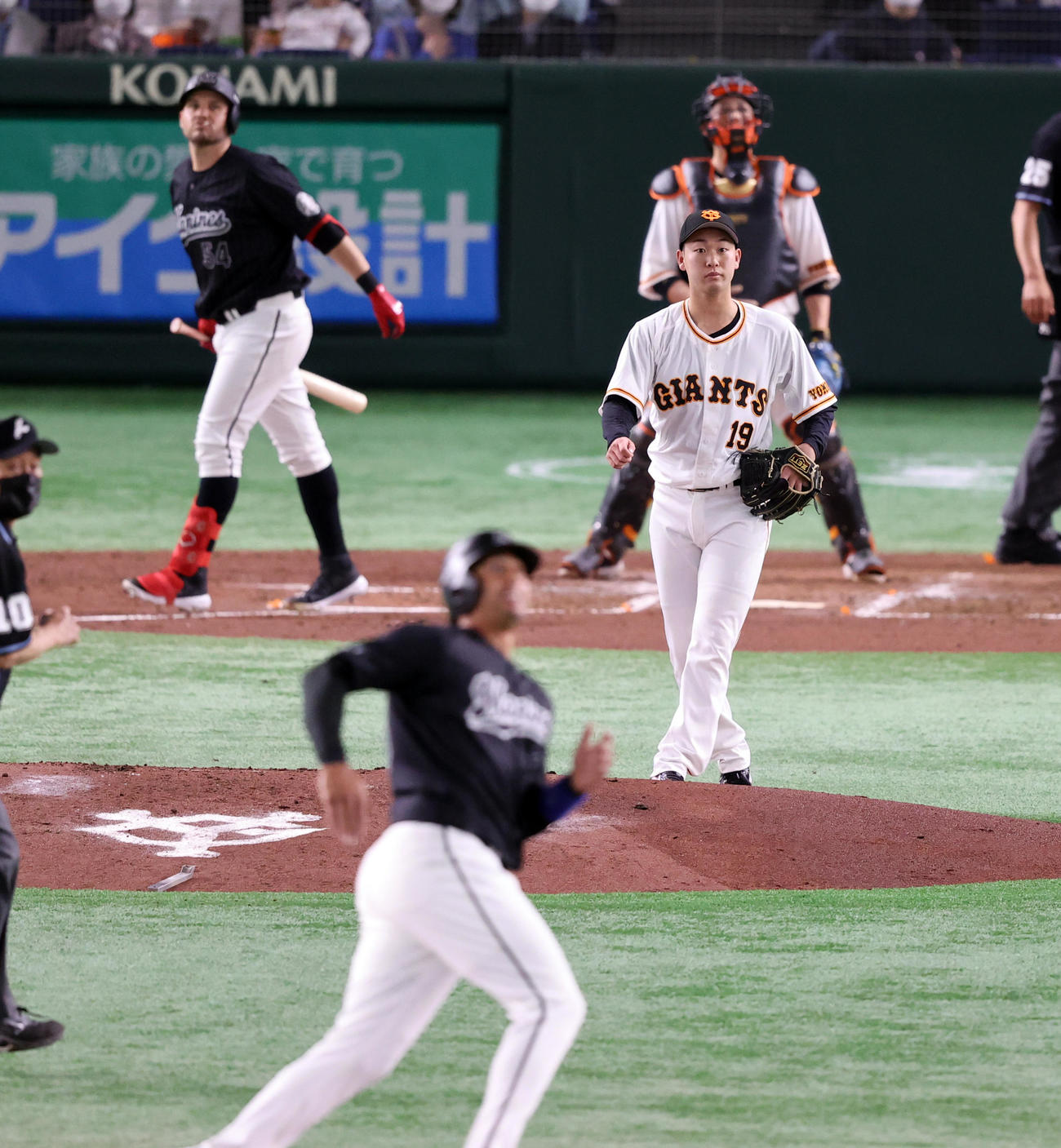 巨人対ロッテ　3回表ロッテ2死一塁、レアード（左奥）に中越え2点本塁打を許し、ぼう然と見つめる山崎伊（右）。手前はマーティン（撮影・浅見桂子）